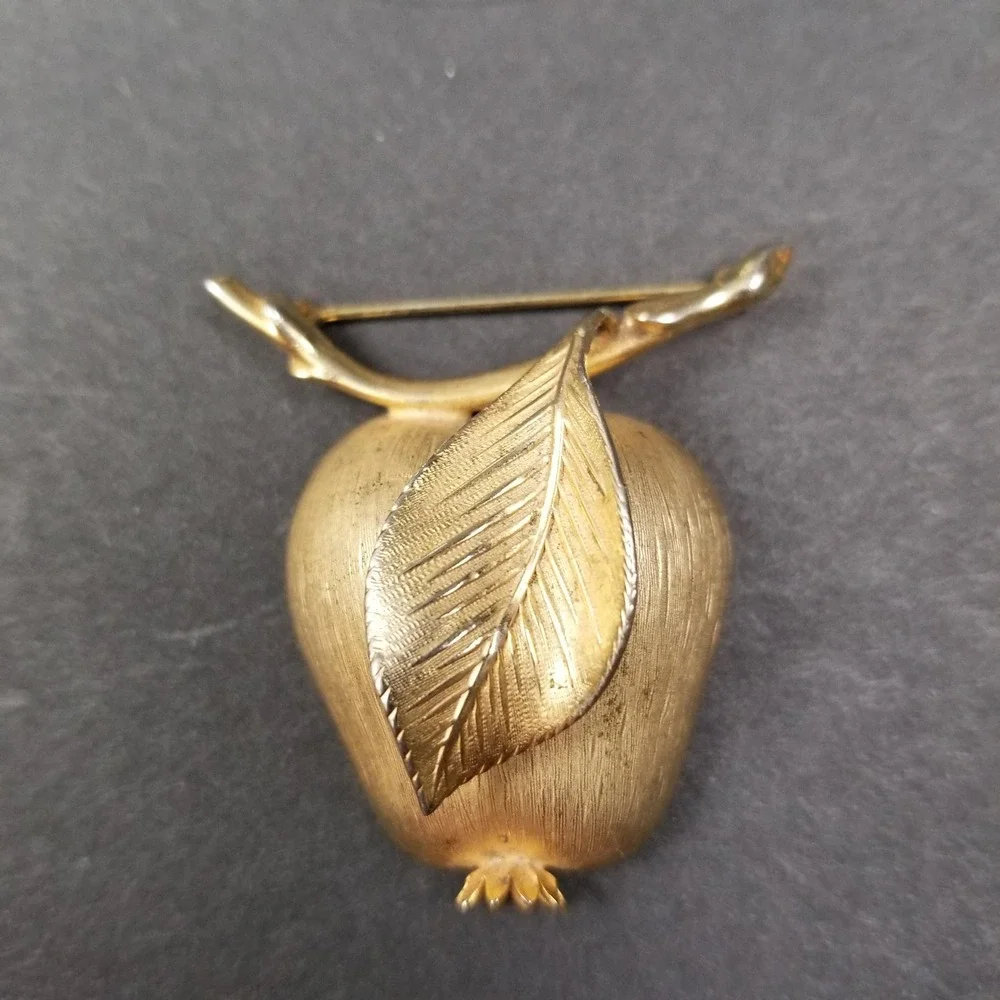 Vintage Gold Tone Textured Apple Brooch Pin‎ Leaf Branch Stem Mid-Century Modern